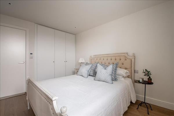 Flat Cambridge Heath Road in London