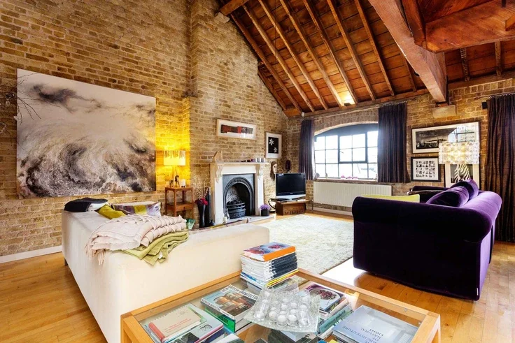 Flat Bermondsey Street in Greater London