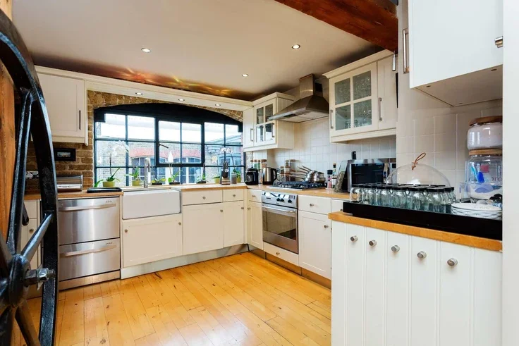 Flat Bermondsey Street in Greater London
