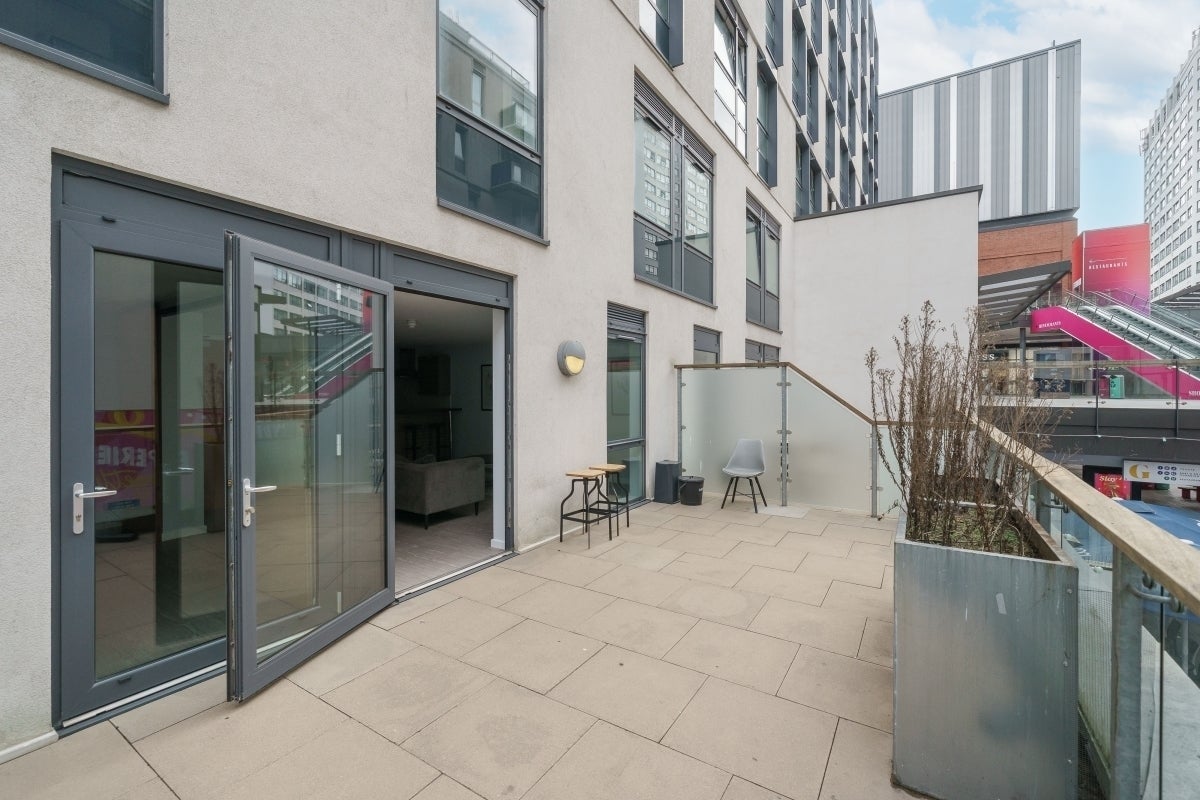 Flat Lakeside Way in Greater London