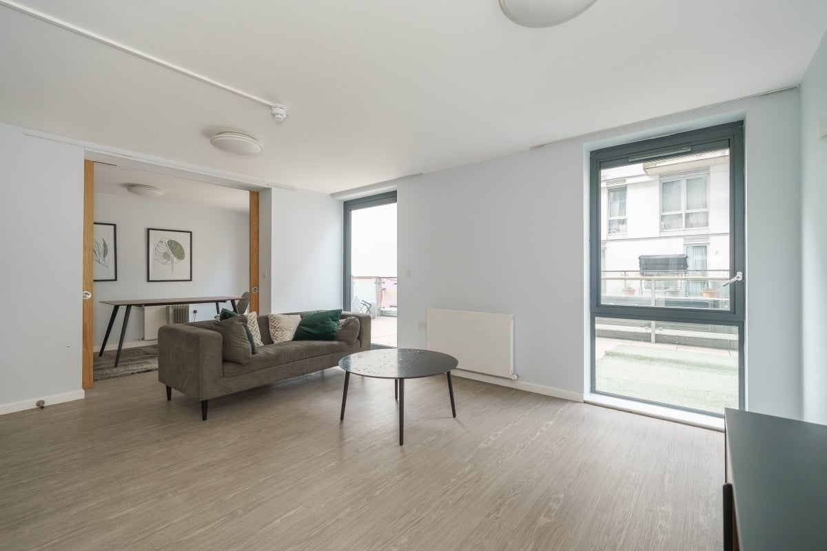 Flat Lakeside Way in Greater London