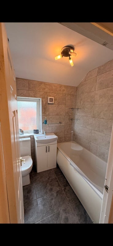 Room Boyle Avenue in Warrington