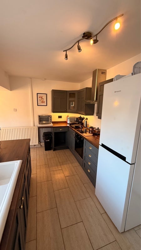 Room Boyle Avenue in Warrington
