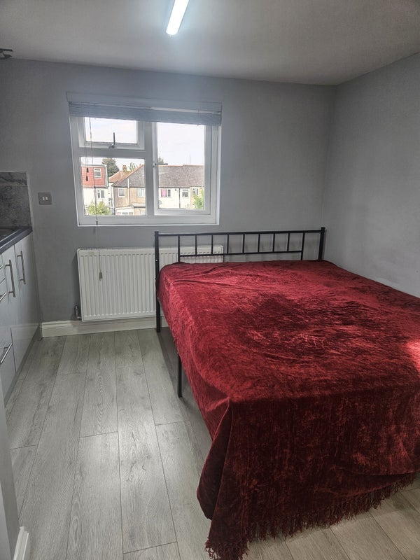 Room Ringwood Avenue in Greater London