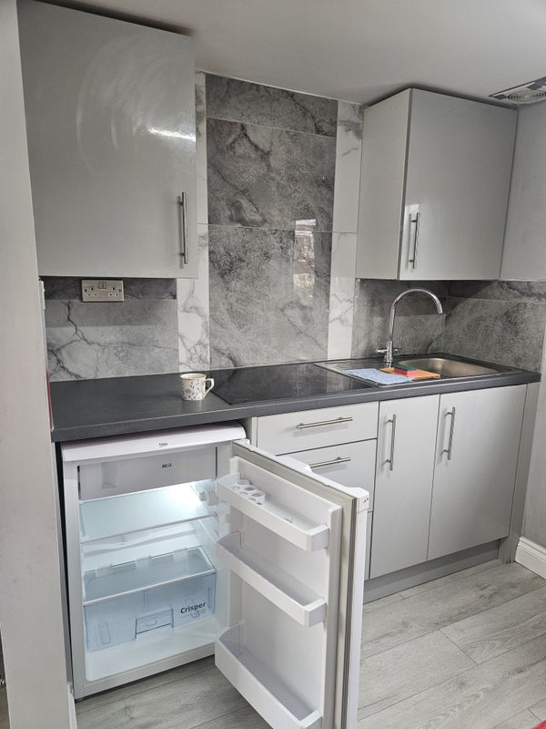Room Ringwood Avenue in Greater London