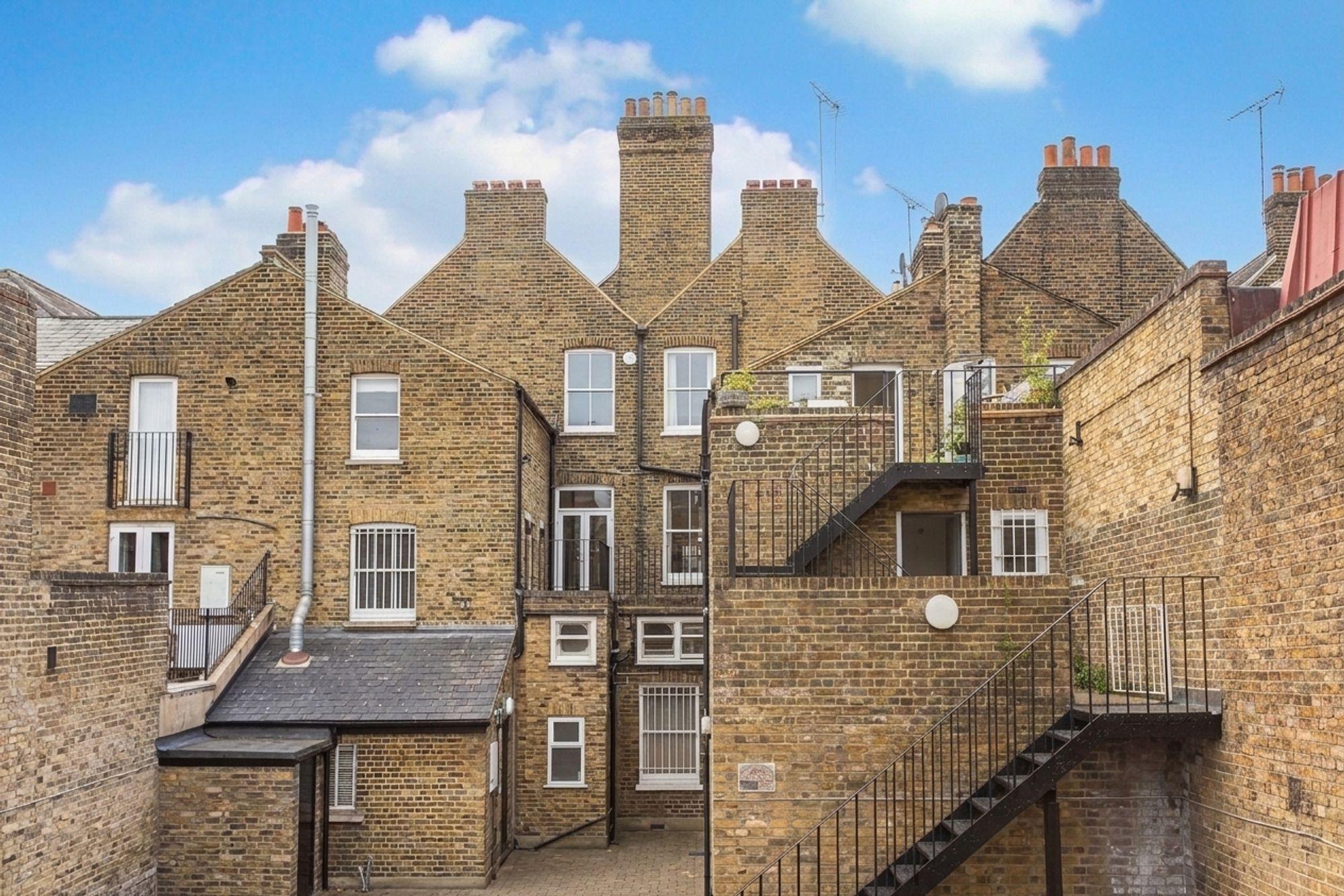 Flat High Street in Walton-on-Thames