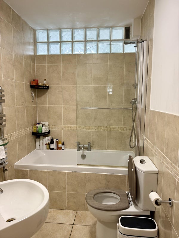 Room Grange Avenue in Greater London