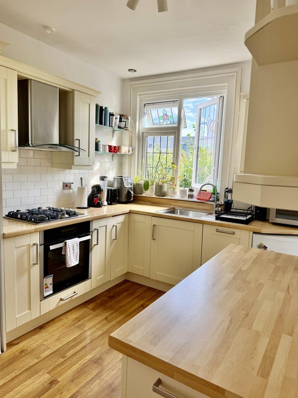 Room Grange Avenue in Greater London