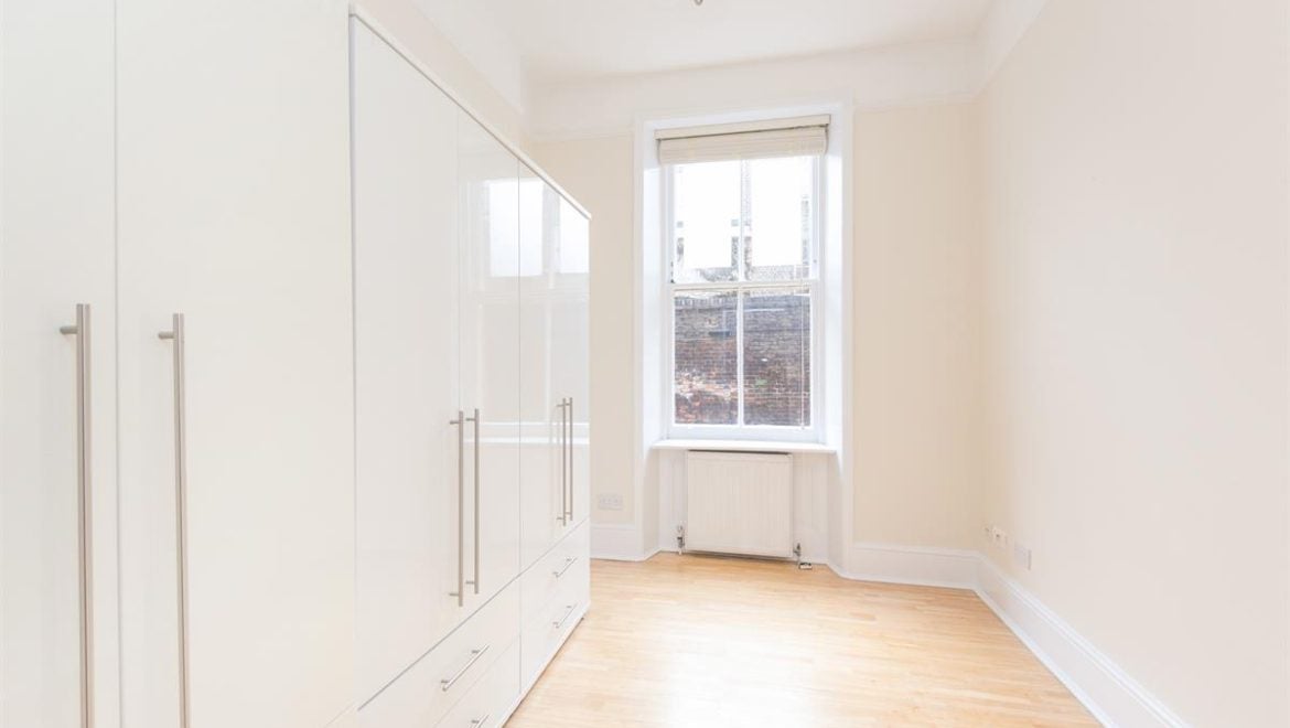 Flat Wynnstay Gardens in Greater London