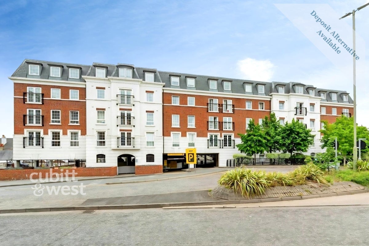 Flat Wheatcroft Court in Greater London