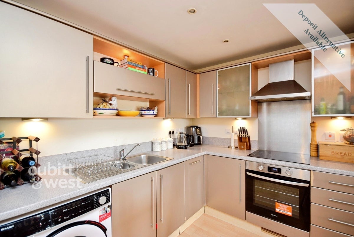 Flat Wheatcroft Court in Greater London