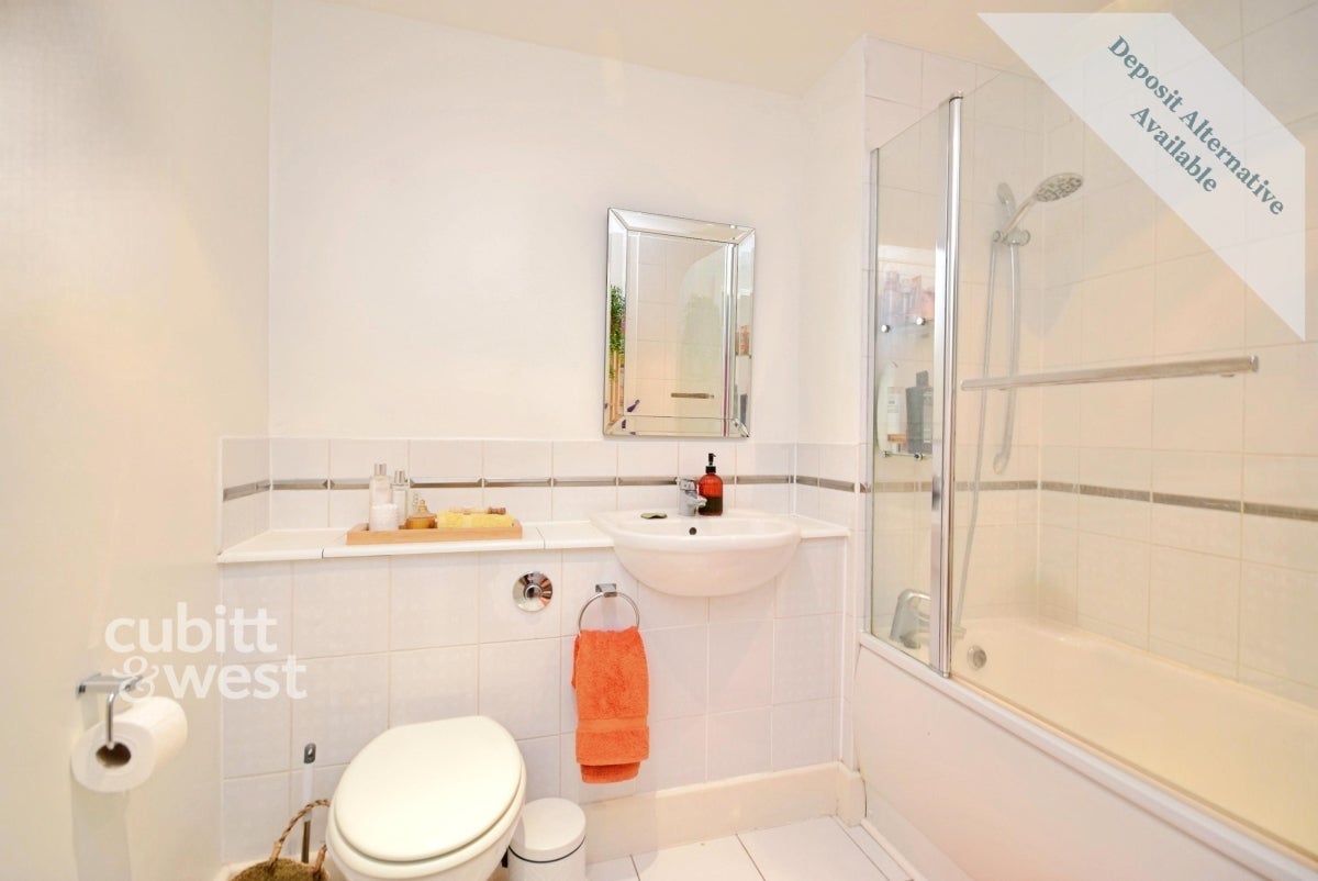 Flat Wheatcroft Court in Greater London