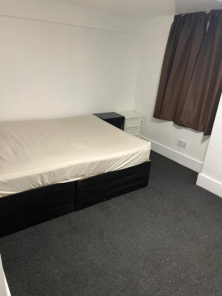 Room Verulam Avenue in Greater London