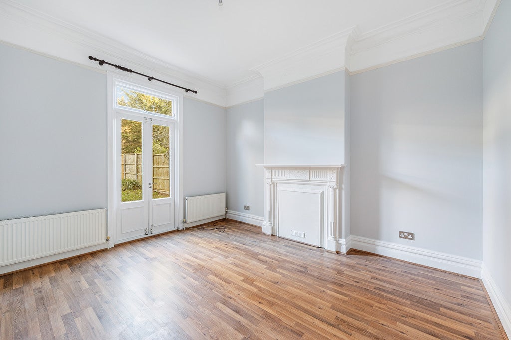 Flat Granville Gardens in Greater London