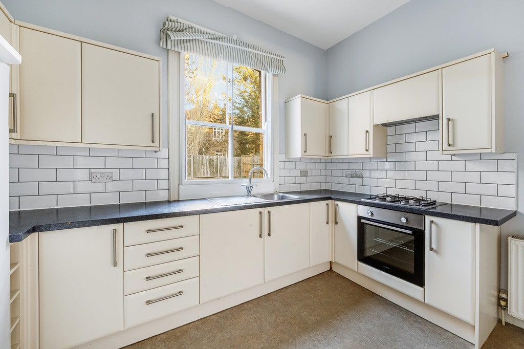 Flat Granville Gardens in Greater London