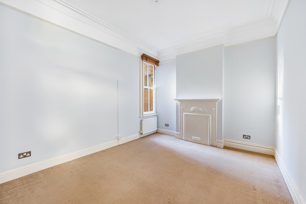 Flat Granville Gardens in Greater London