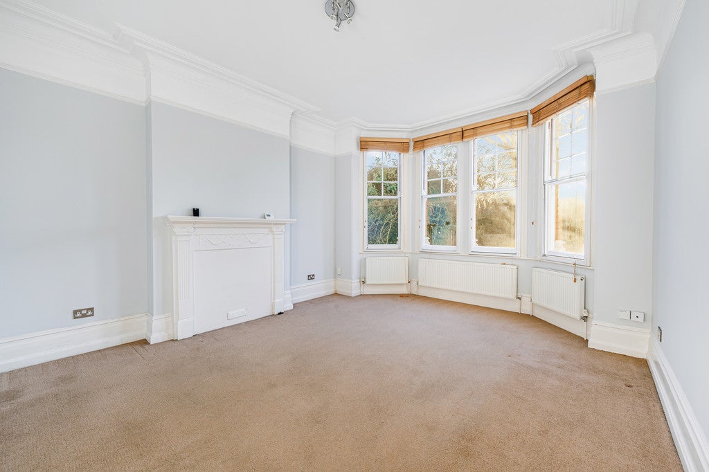 Flat Granville Gardens in Greater London