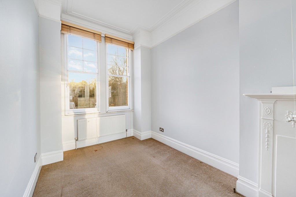Flat Granville Gardens in Greater London