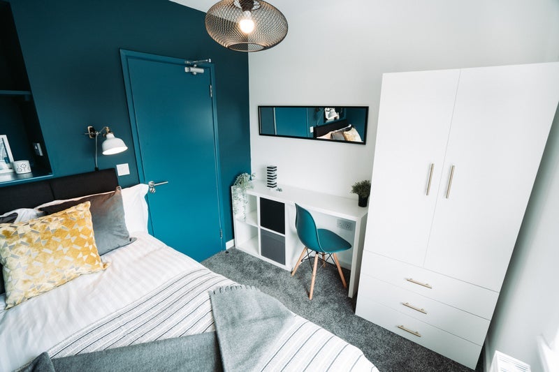 Room Cold Well Road in Leeds
