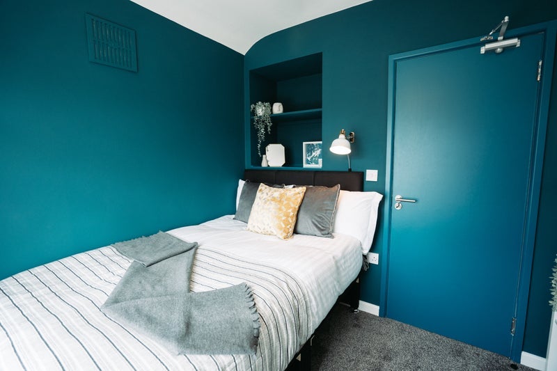 Room Cold Well Road in Leeds