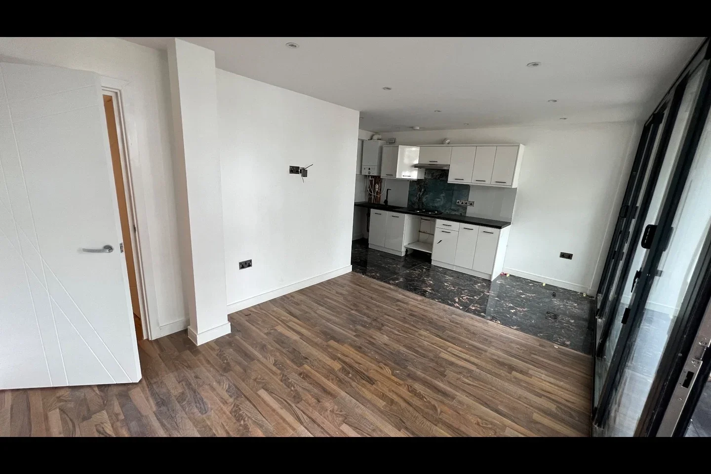 Flat Robins Court in Greater London