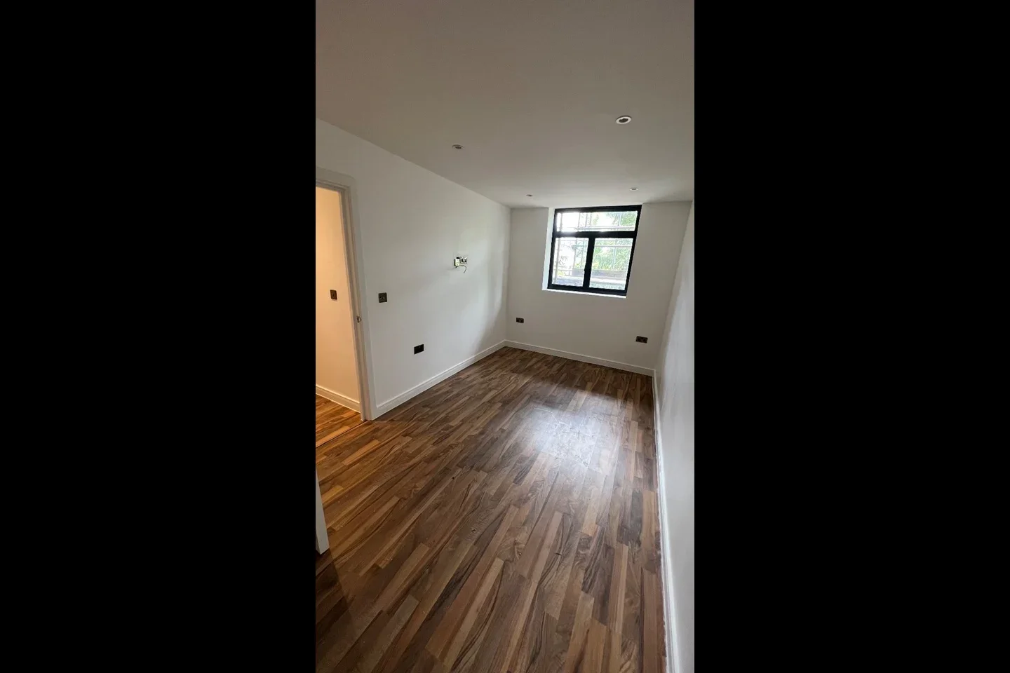 Flat Robins Court in Greater London