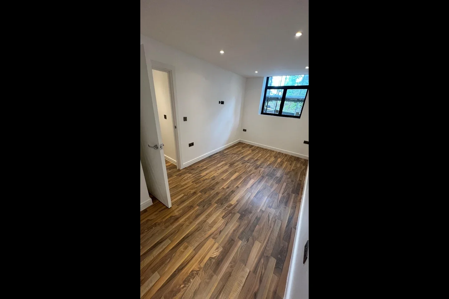 Flat Robins Court in Greater London