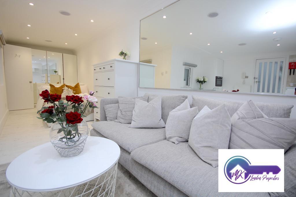 Flat Mortimer Crescent in Greater London