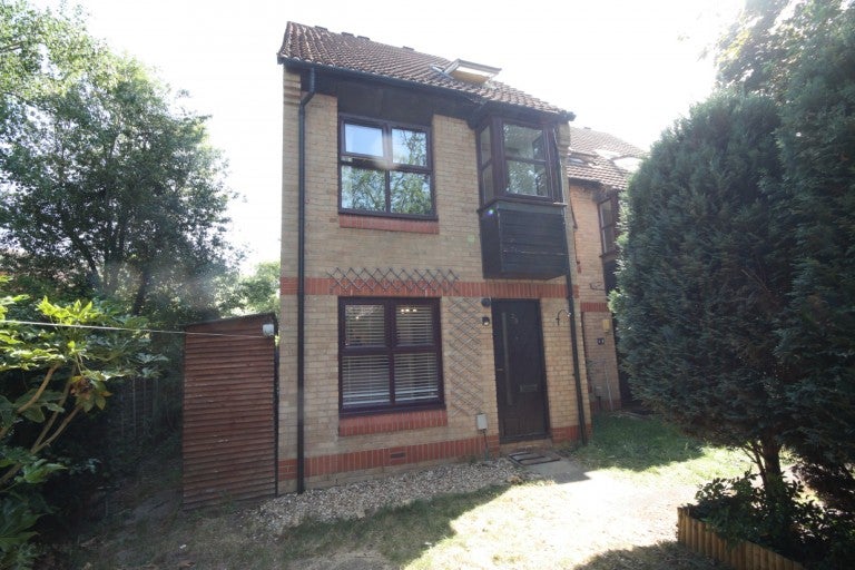 Flat Hurlford in Woking