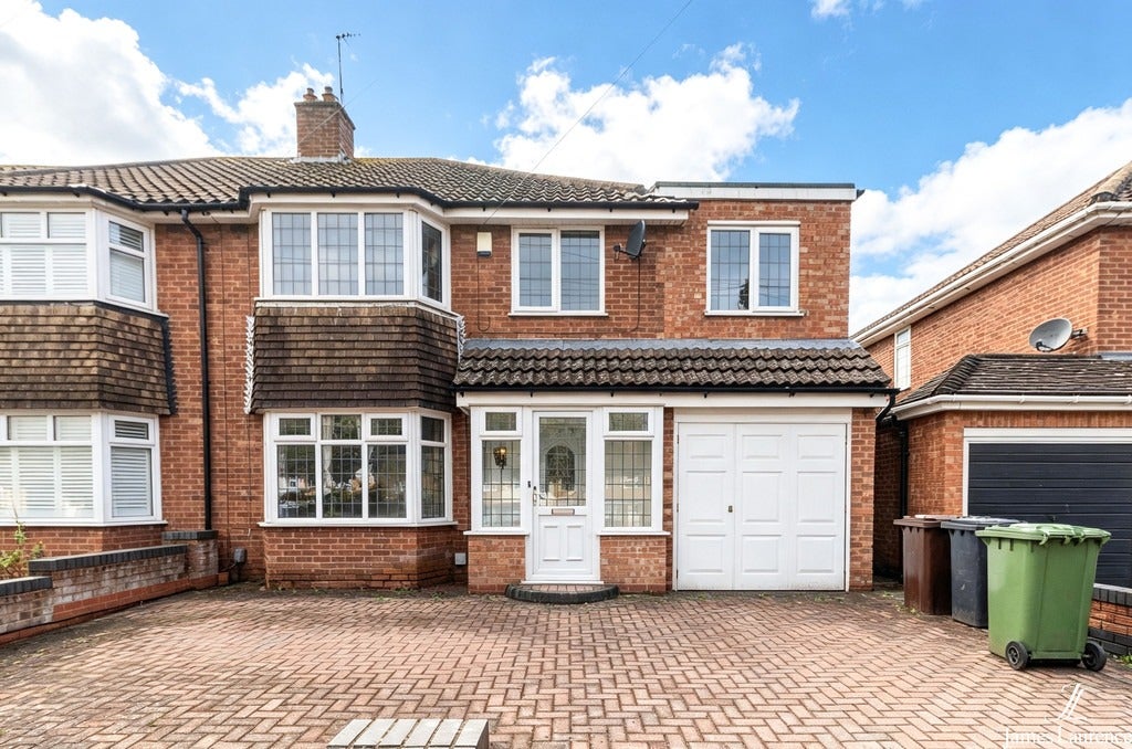 House Rowlands Crescent in Metropolitan Borough of Solihull