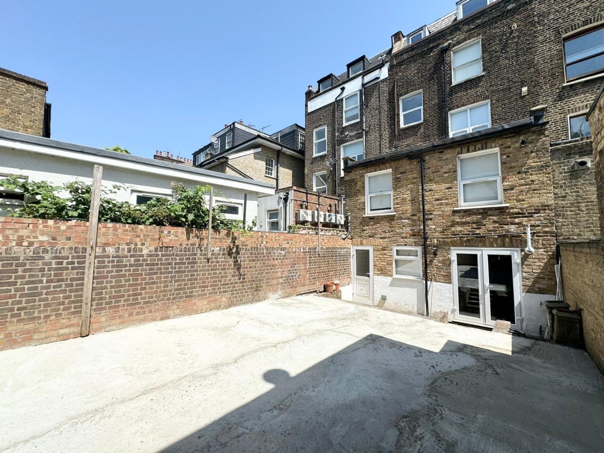 Flat Brecknock Road in Greater London