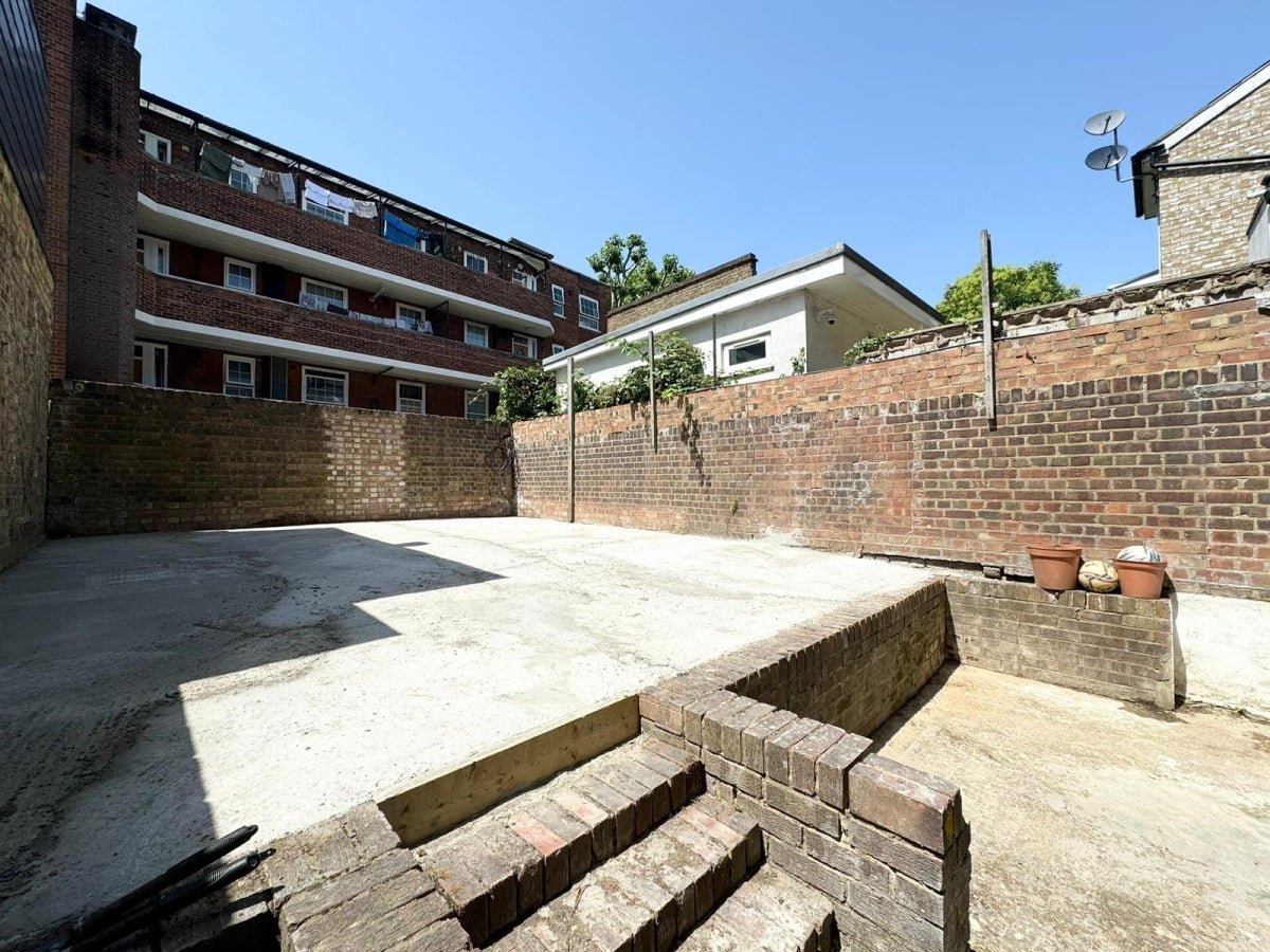 Flat Brecknock Road in Greater London