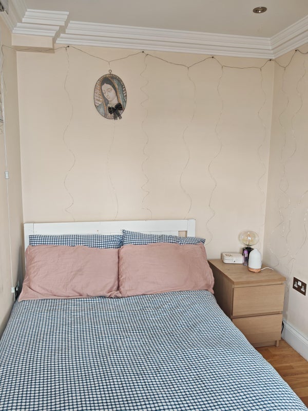 Room Markfield Road in Greater London
