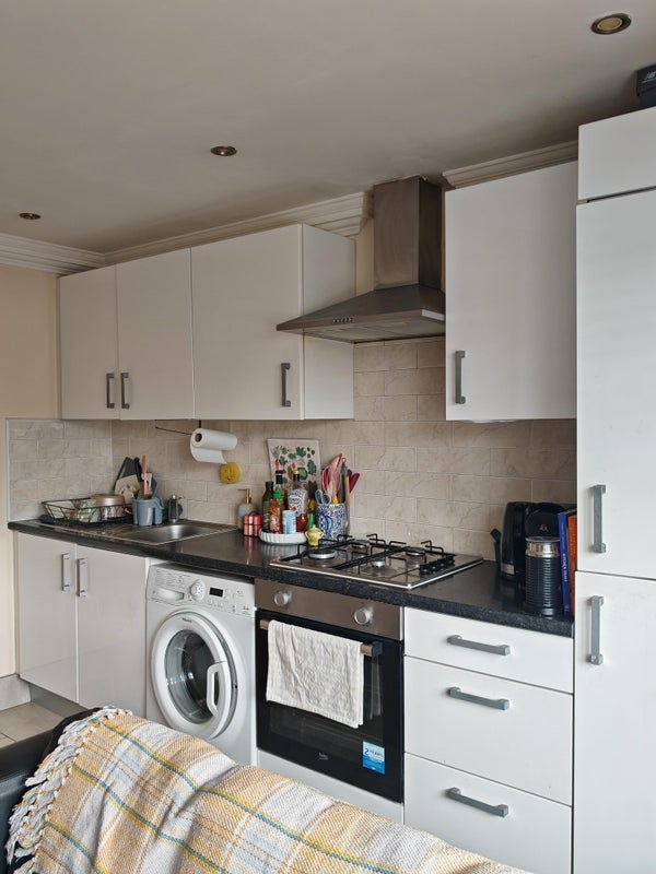 Room Markfield Road in Greater London