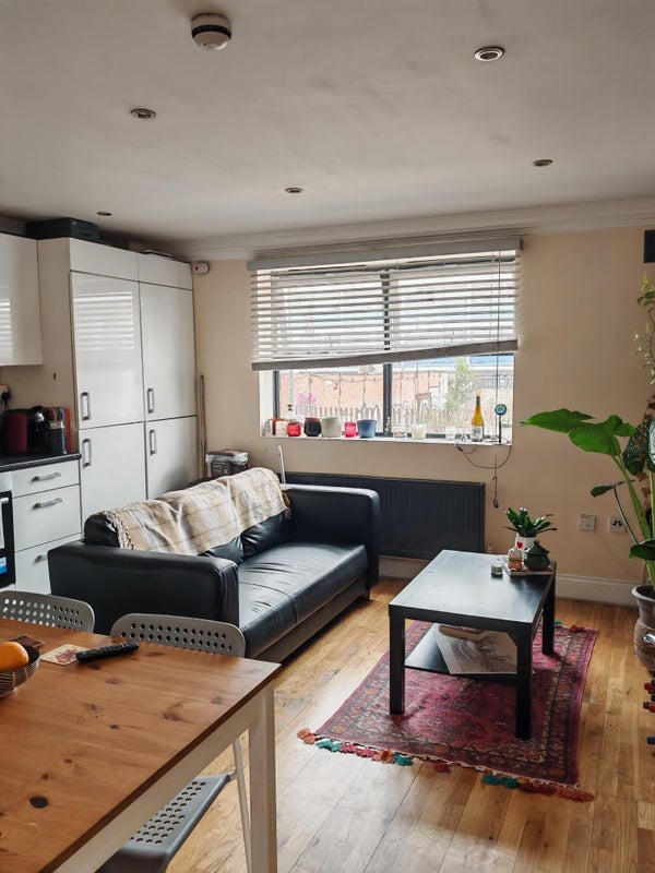 Room Markfield Road in Greater London