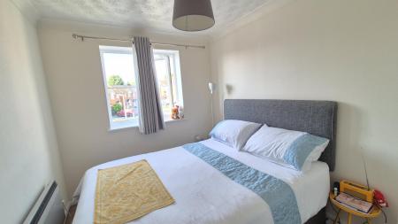 Flat Falcon Close in Dunstable