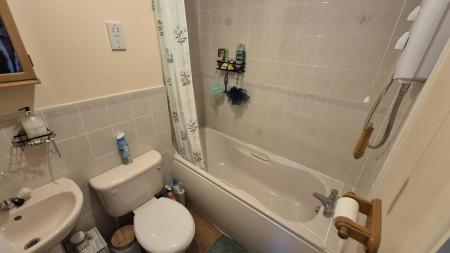 Flat Falcon Close in Dunstable