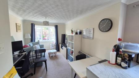 Flat Falcon Close in Dunstable
