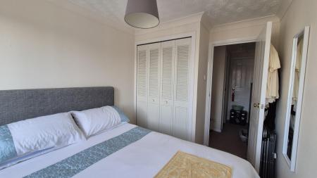 Flat Falcon Close in Dunstable