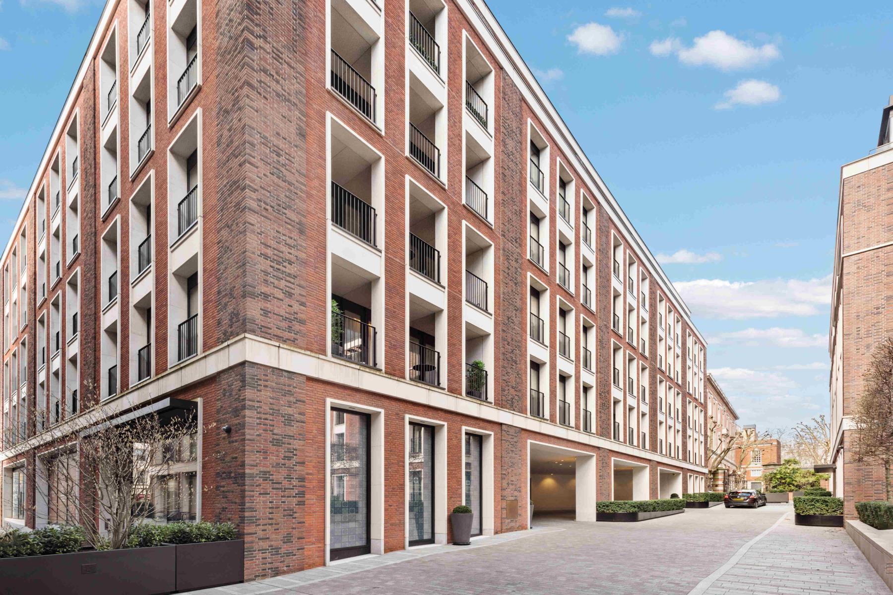 Flat Kensington Church Street in Greater London