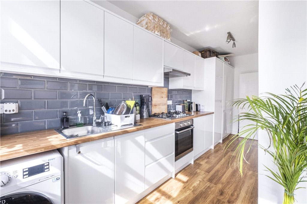 Flat Josephine Avenue in Greater London
