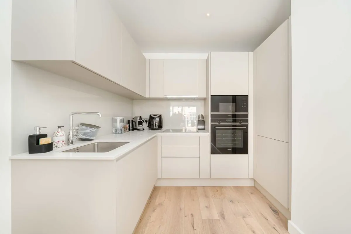 Flat Chiswick High Road in Greater London