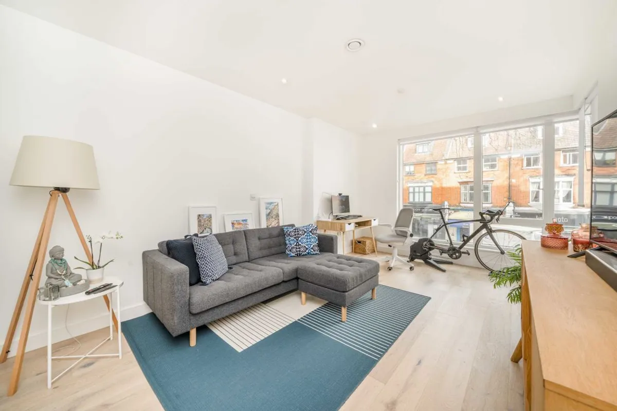Flat Chiswick High Road in Greater London