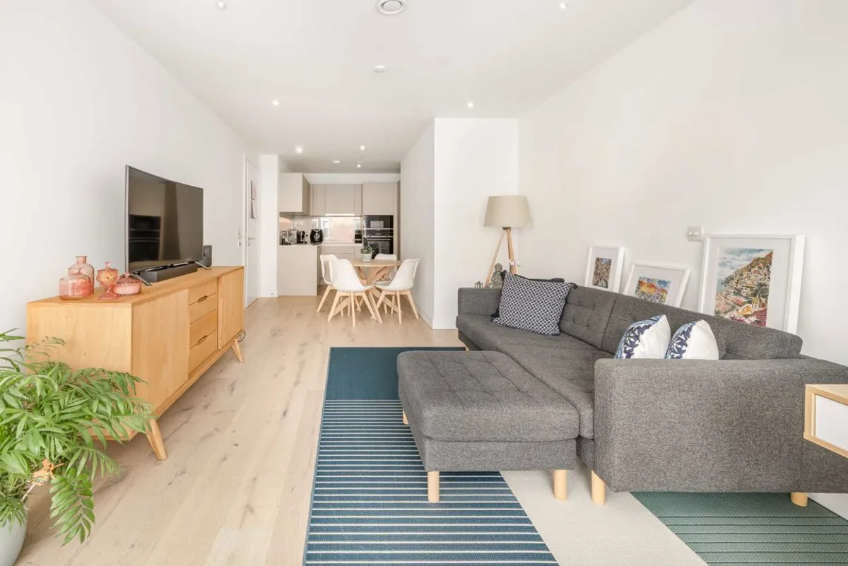Flat Chiswick High Road in Greater London