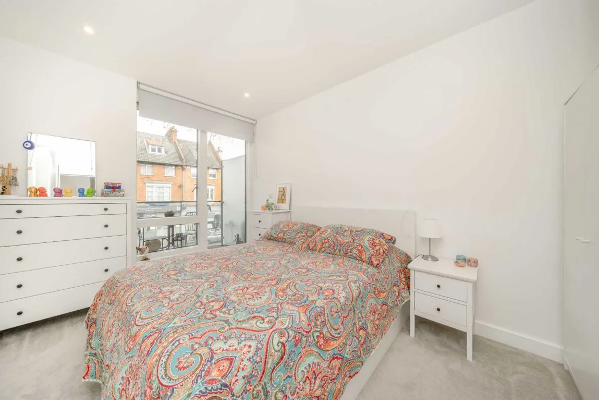 Flat Chiswick High Road in Greater London