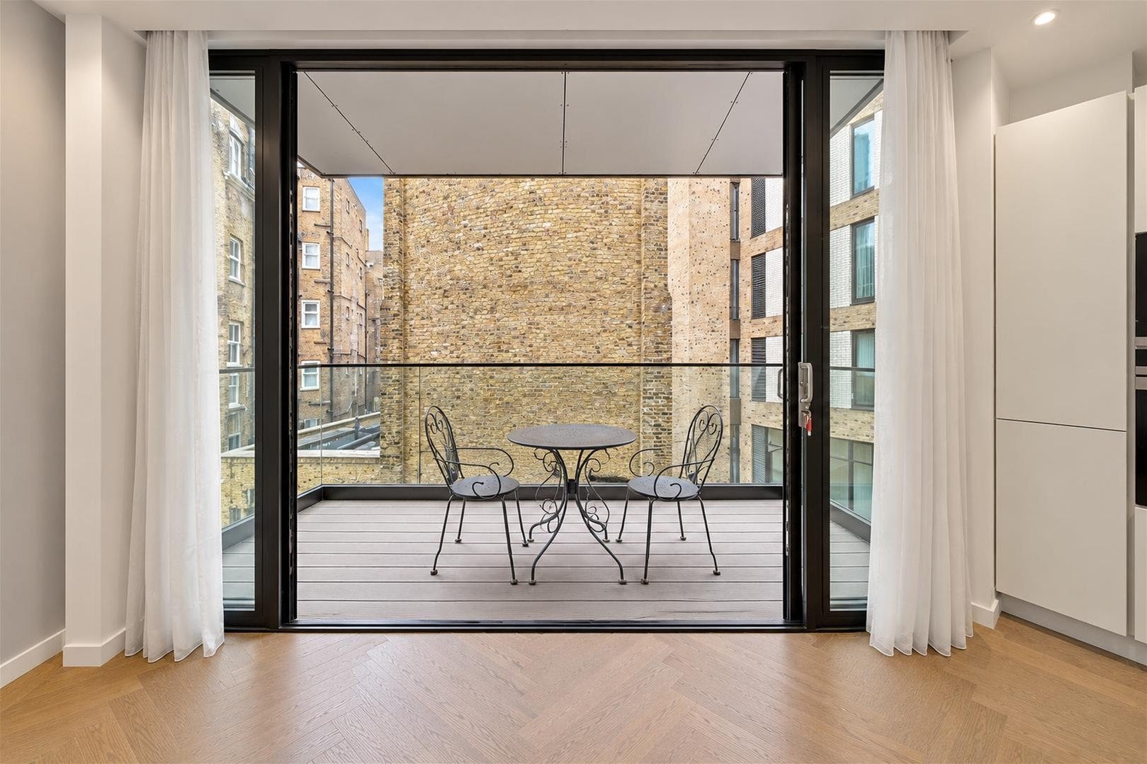 Flat Vinegar Yard in Greater London