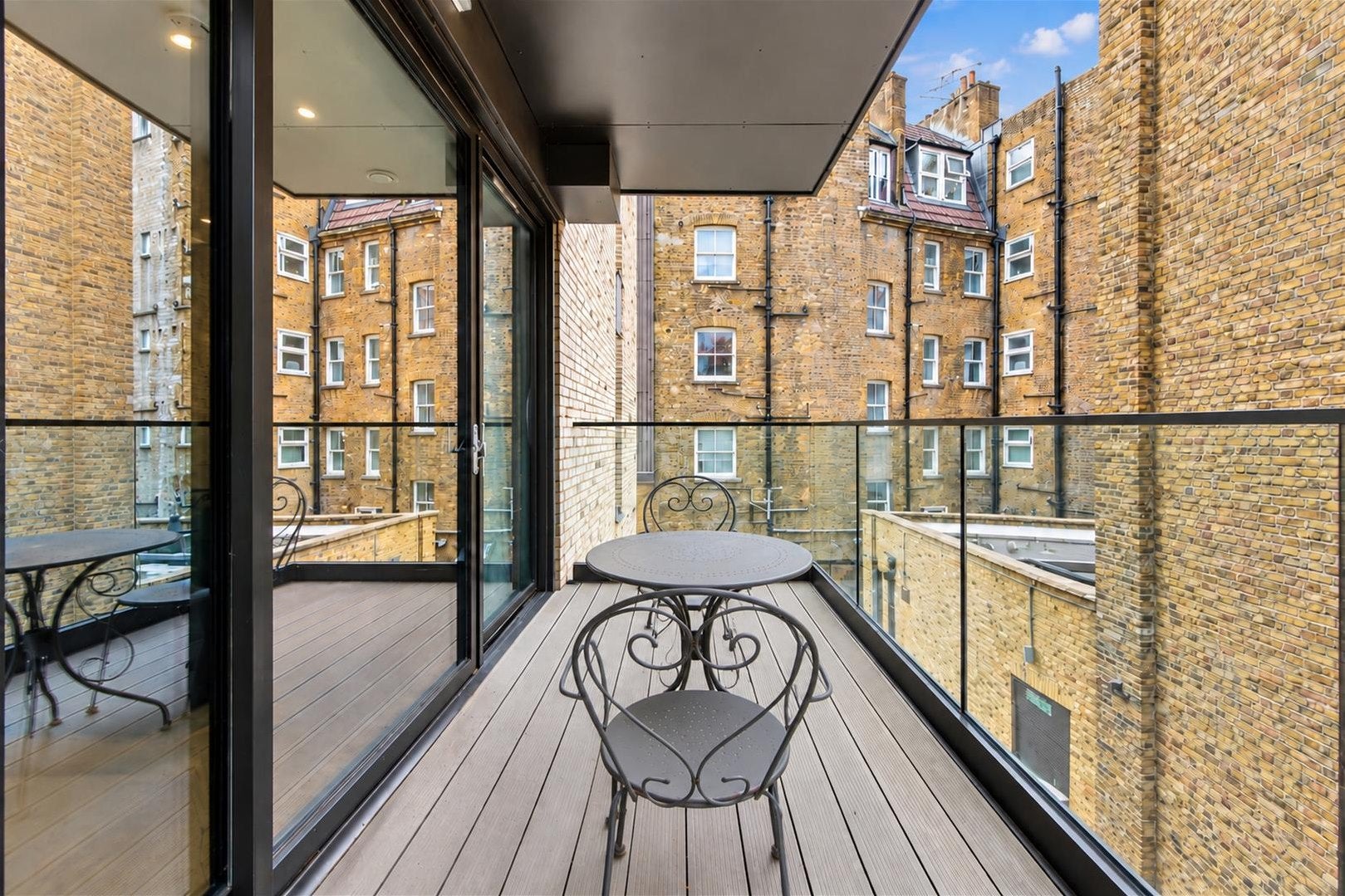 Flat Vinegar Yard in Greater London