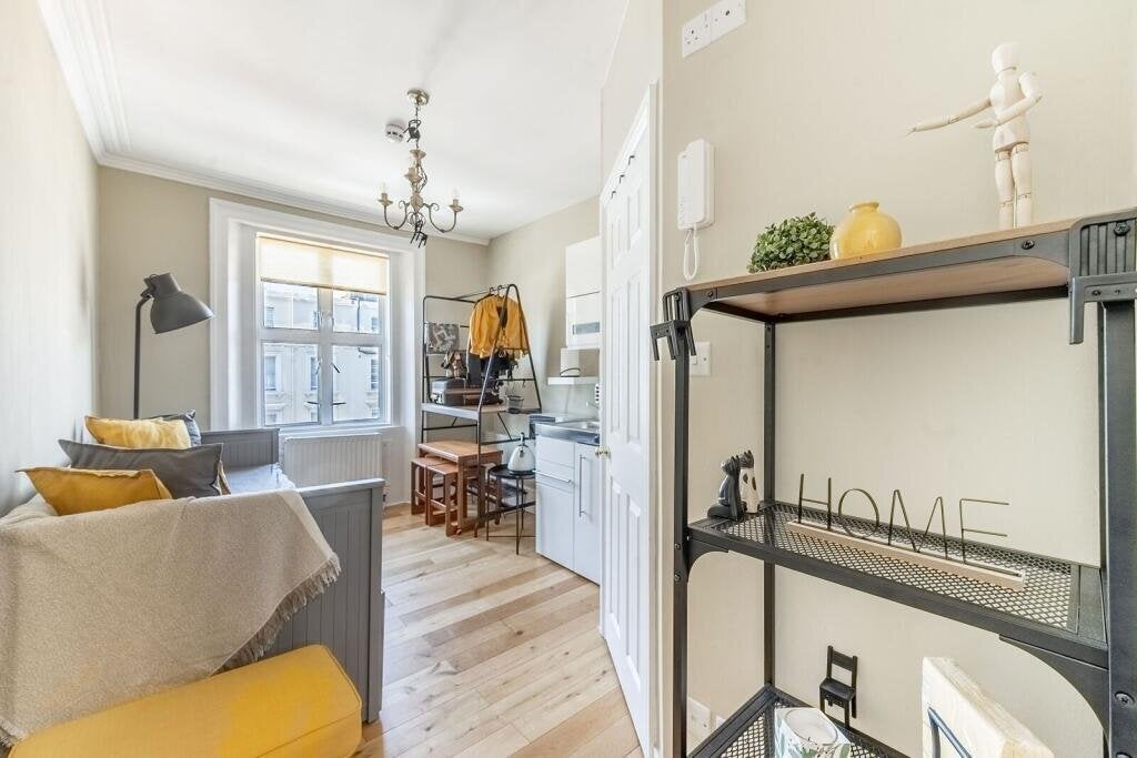 Flat Belgrave Road in City of Westminster