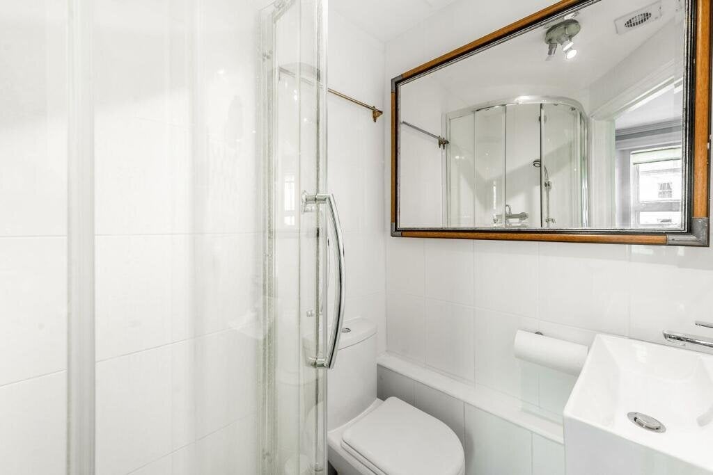 Flat Belgrave Road in City of Westminster