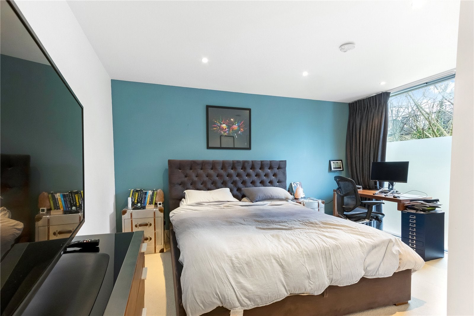 Flat Gillespie Road in Greater London